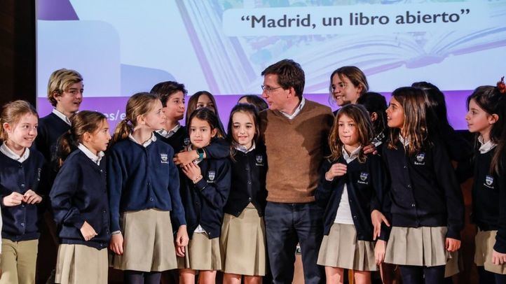 El alcalde de Madrid, José Luis Martínez-Almeida, clausura la entrega de premios de los certámenes escolares en su edición XX