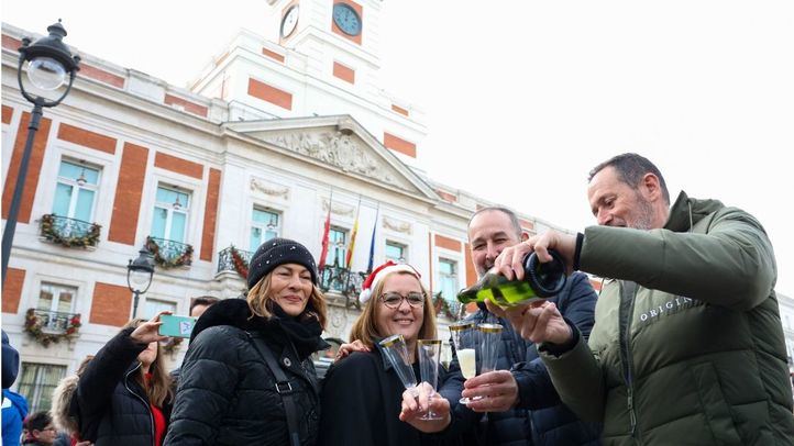 Varias personas celebran con bebida las Preuvas en la Puerta del Sol, a 30 de diciembre de 2022