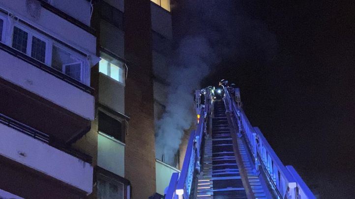 Quince intoxicados leves en un incendio en una vivienda