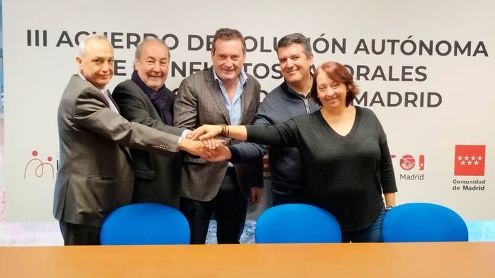 Firma del acuerdo entre CC.OO, UGT y Hostelería Madrid