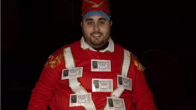 Un asistente al Sorteo de Navidad de Lotería