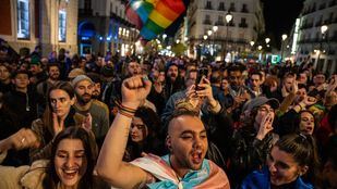 Cientos de personas durante una manifestación para defender las leyes Trans y LGTBI de la Comunidad de Madrid