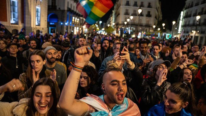 Cientos de personas durante una manifestación para defender las leyes Trans y LGTBI de la Comunidad de Madrid