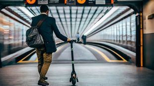 Un patinete eléctrico en el transporte público