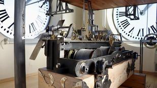 El reloj de Sol, a punto para dar las campanadas