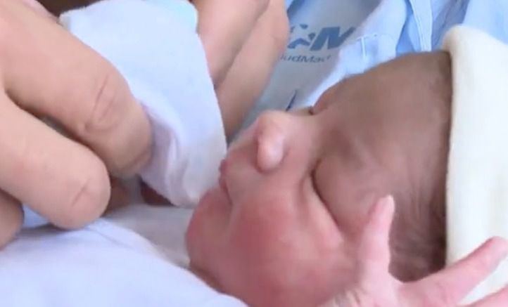 Uno de los primeros bebés madrileños nacidos en 2024
