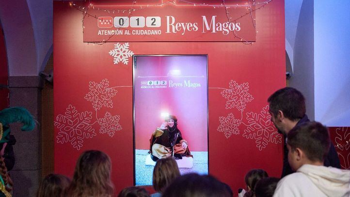 La Comunidad de Madrid ha habilitado, desde este martes y hasta el 5 de enero, el servicio especial 012 Reyes Magos para que los niños puedan realizar una videollamada con un Paje Real