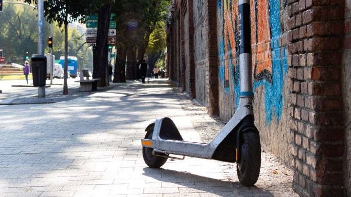 Imagen de archivo de un patinete eléctrico aparcado en la calle