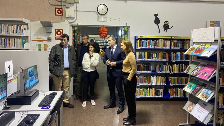 El consejero de Cultura, Turismo y Deporte de la Comunidad de Madrid, Mariano de Paco, visita la Biblioteca Pública de Usera José Hierro