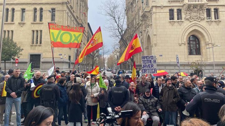 Varias personas se han concentrado para apoyar a Javier Ortega Smith antes del Pleno Extraordinario por su reprobación