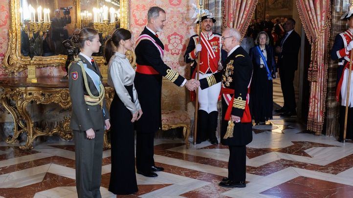 La Princesa Leonor; la Reina Letizia; el Rey Felipe VI, y el jefe de Estado Mayor de la Defensa (JEMAD), Teodoro Esteban López Calderón, durante la recepción en la Pascua Militar