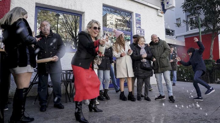 Agraciados con el 'Segundo Premio' del Sorteo Extraordinario de El Niño 2024 correspondiente al número 89634 ceebran su suerte en la administración nº12, a 6 de enero de 2024, en Móstoles