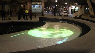 Fuente con forma de luna en la plaza conocida con el mismo nombre en Leganés