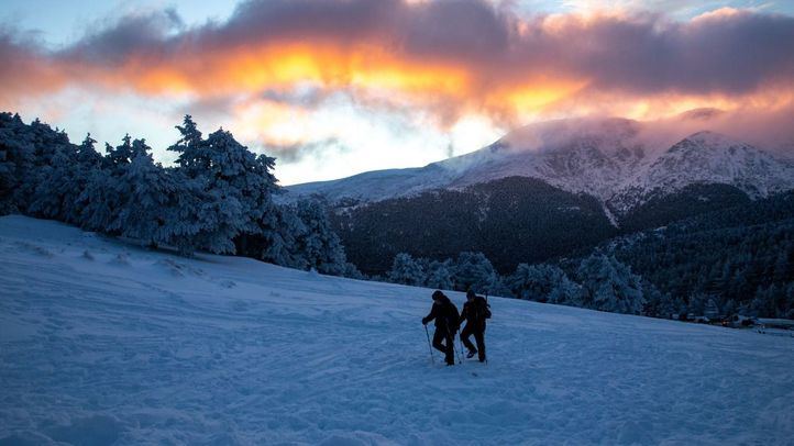 Dos esquiadores en la Sierra de Guadarrama, a 7 de enero de 2024