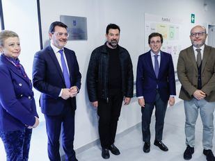 El alcalde, José Luis Martínez-Almeida, junto al hijo de Carmen Sevilla, Augusto Algueró, y los concejales de Obras, Paloma García Romero, Políticas Sociales, José Fernández, y de Villa de Vallecas, Carlos González Pereira.