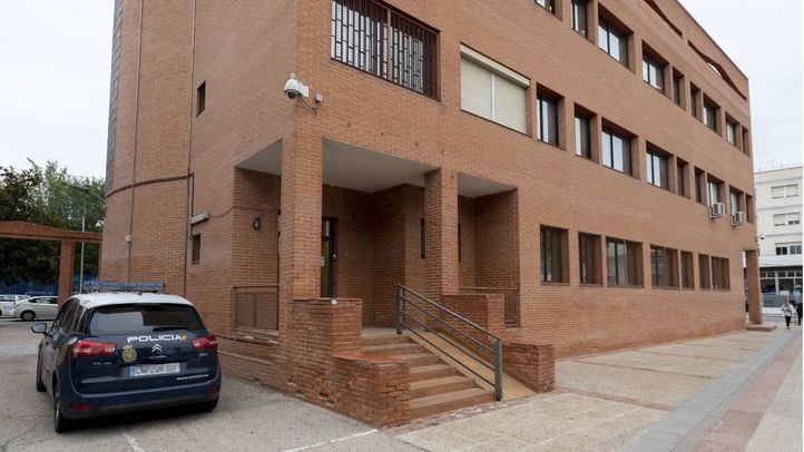 Un vehículo de Policía Nacional al lado del Juzgado de Instrucción 4 de Torrejón de Ardoz