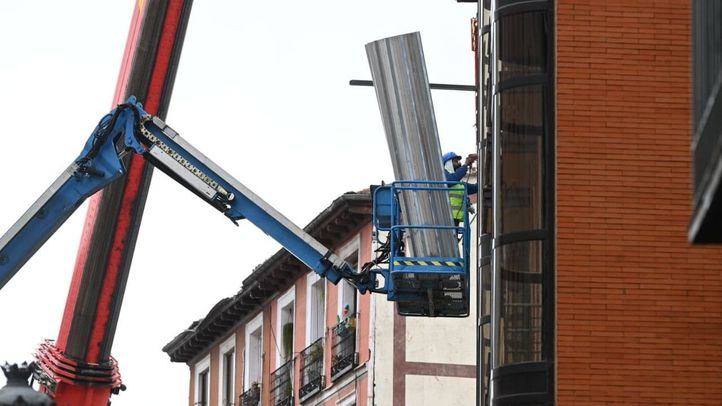 Obreros tapan con chapas el edificio de la calle Toledo en el que hubo una fuga de gas