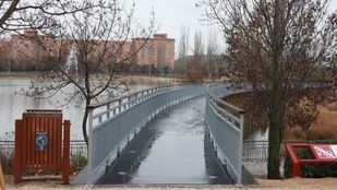 Pasarela reconstruida sobre la laguna del Parque Forestal Periurbano de Valdebernardo