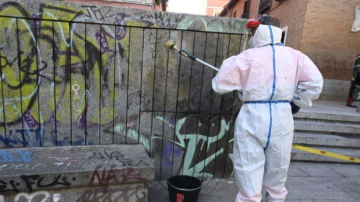 Limpieza de un grafiti en el centro de la capital