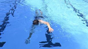 Persona nadando en una de las piscinas municipales de Madrid