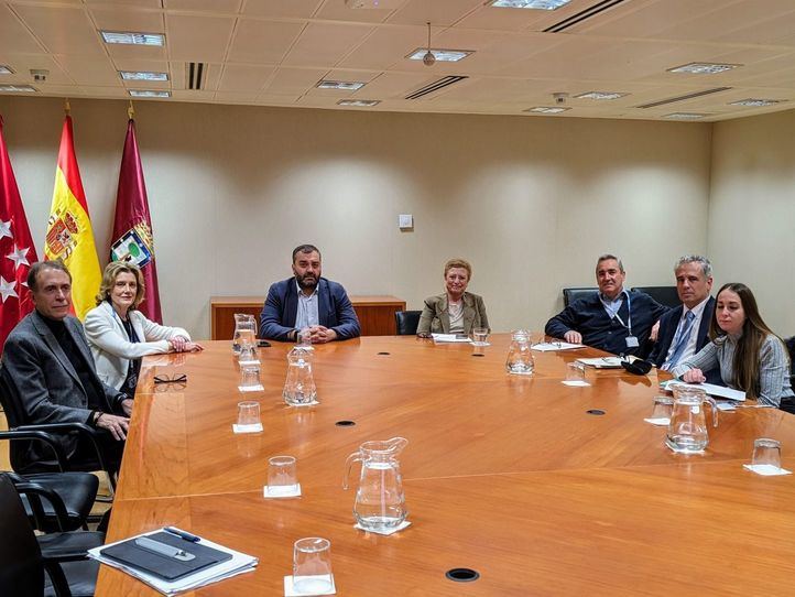La delegada de Obras y Equipamientos, Paloma García Romero, acompañada del concejal de Centro, Carlos Segura, se ha reunido esta tarde con la Asociación de Comerciantes de las Calles Preciados, Carmen, Arenal y Adyacentes (APRECA),