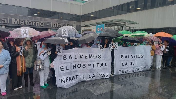 Concentración por la situación crítica en la UCI pediátrica de La Paz