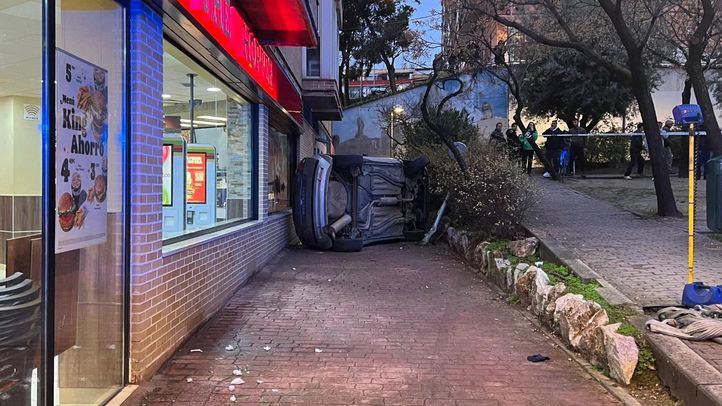 El coche que huía de un control policial y ha atropellado a una mujer ha terminado encajado en un callejón