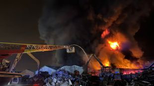 Un incendio calcina dos naves industriales en Humanes