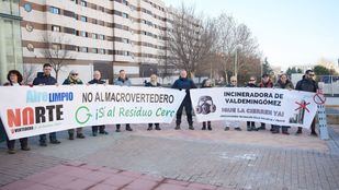 Manifestantes con pancartas al inicio de la quinta marcha por el cierre de la incineradora de Valdemingómez, a 21 de enero de 2024, en Madrid