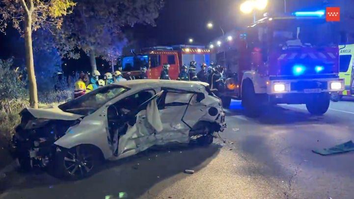 El vehículo, tras el impacto que provocó la muerte de una madre y su hija.