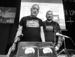 Álex Pérez, presidente del Ateneo Republicano de Vallekas (derecha) junto a Paco Pérez (izquierda), que presenta su novela en Vallekas Negra