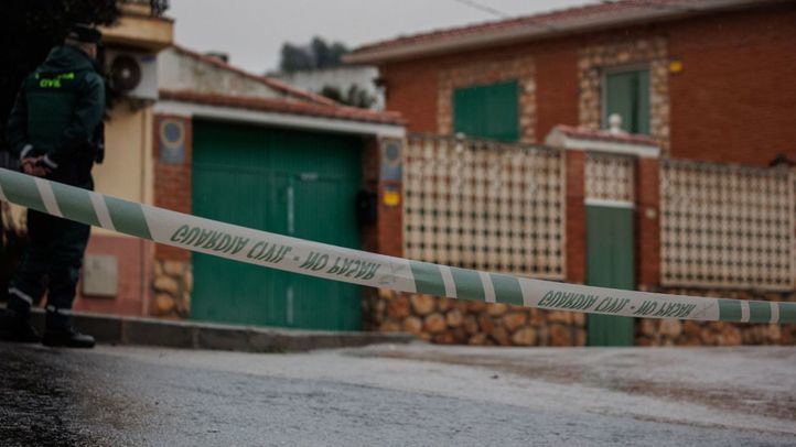 Fachada de la casa donde han hallado a tres hermanos ancianos asesinados y quemados