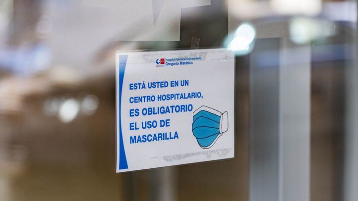 Cartel que recuerda la obligatoriedad de llevar mascarilla en un hospital