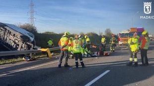 Un fallecido y dos heridos leves al chocar una furgoneta contra una coche en la M-45