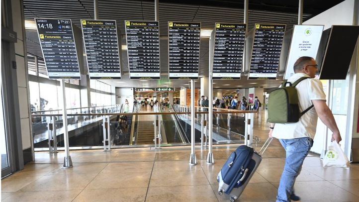 Viajeros en el Aeropuerto Adolfo Suárez Madrid-Barajas