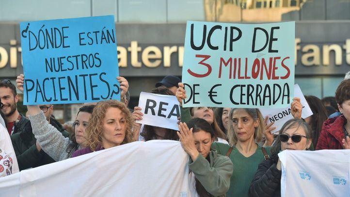 Concentración para reclamar una solución para la UCI Pediátrica de La Paz