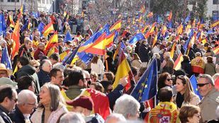 Miles de personas con banderas de España apoyan la cuarta protesta del PP contra la amnistía