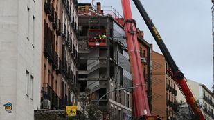 Obreros tapan con chapas el edificio de la calle Toledo en el que hubo una fuga de gas