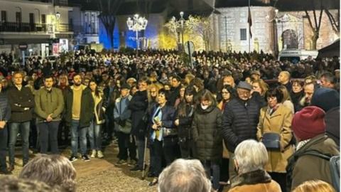 Los vecinos participan en una concentración silenciosa en recuerdo a los dos jóvenes fallecidos en la A-3