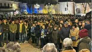 Los vecinos participan en una concentración silenciosa en recuerdo a los dos jóvenes fallecidos en la A-3
