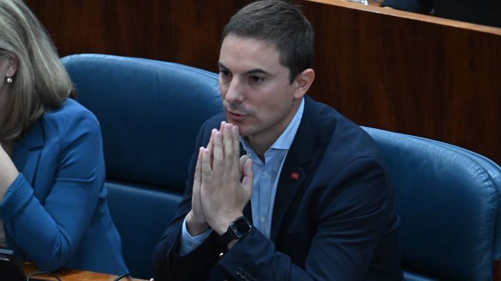 Juan Lobato durante un Pleno de la Asamblea de Madrid