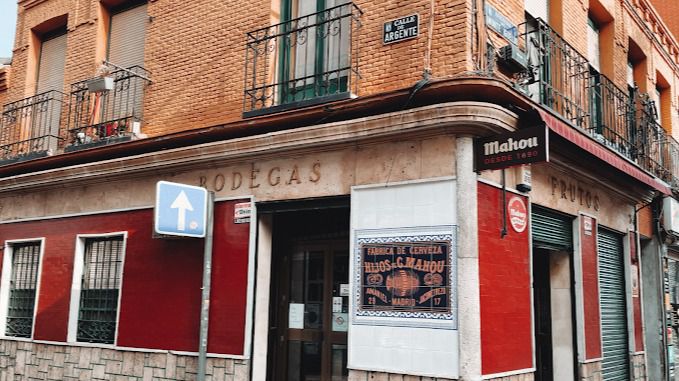 Bodegas Frutos en Puente de Vallecas sigue abierta con más de 80 años