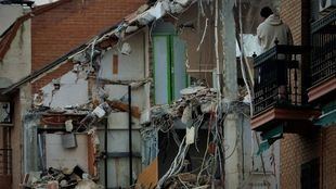 Obras de derribo de un inmueble en San Fernando de Henares afectado por las obras de ampliación de la 7B de Metro