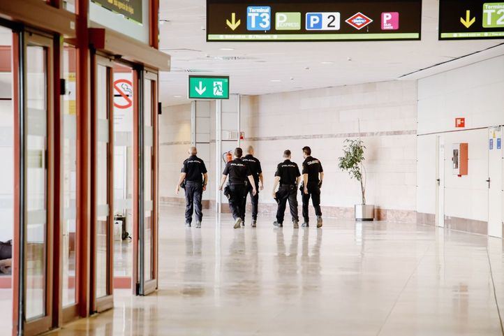 Policías Nacionales en el Aeropuerto de Barajas