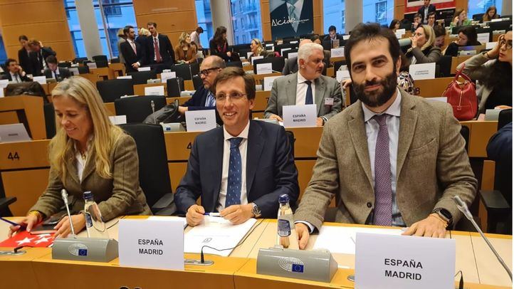 Rocío Albert, José Luis Martínez-Almeida y Carlos Cuerpo