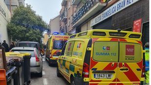 Sanitarios atienden a un hombre herido con quemaduras de sosa cáustica