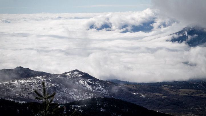 Mar de nubes que ha provocado una intensa niebla en el Puerto y estación de esquí de Navacerrada.