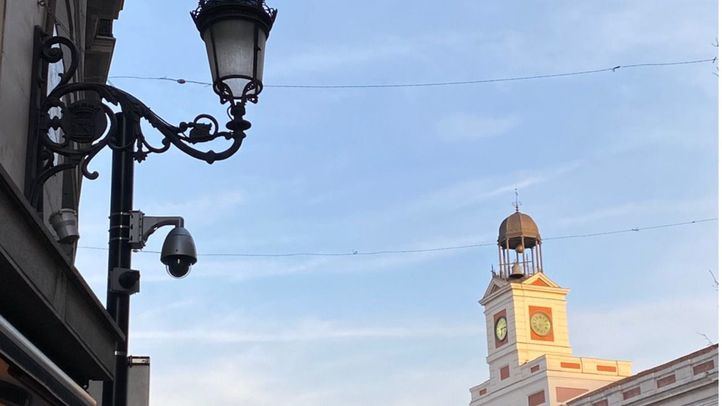Cámara de videovigilancia en la confluencia de Arenal con Sol