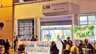 Concentración vecinal ante el centro de salud Vicente Soldevilla en noviembre de 2021