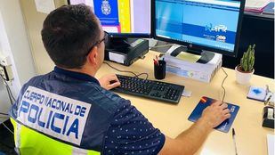 Foto de archivo de un agente de la Policía Nacional trabajando en ciberdelincuencia